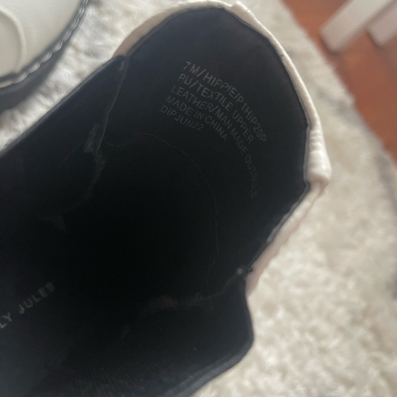 White boots - Picture 4 of 4